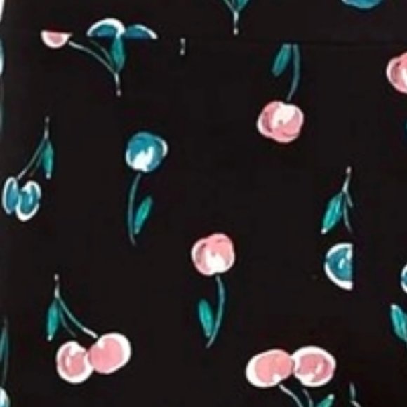 ❤️NWT VINTAGE TORRID VALENTINES DAY LEGGING - CHERRY PRINT - PEDAL PUSHER CROP - Picture 2 of 15